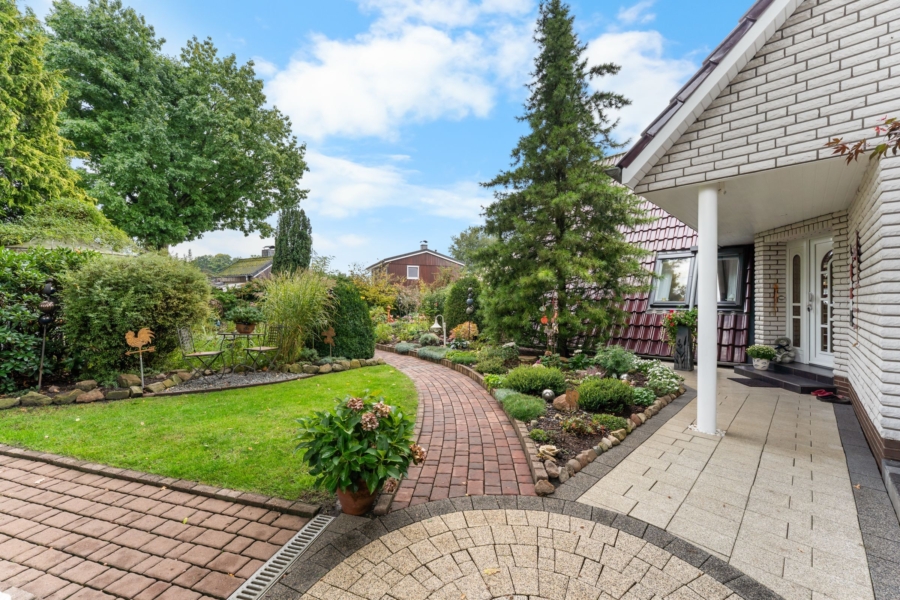 Gartenweg entlang des Hauses