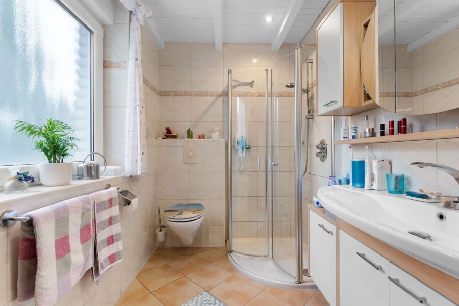 Tageslichtbad mit Dusche