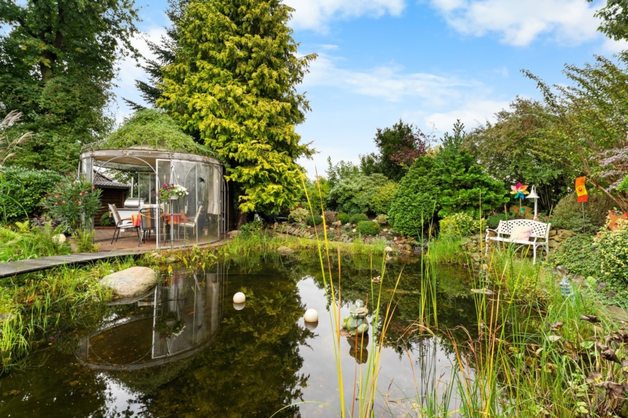 Gartenteich mit Pavillon