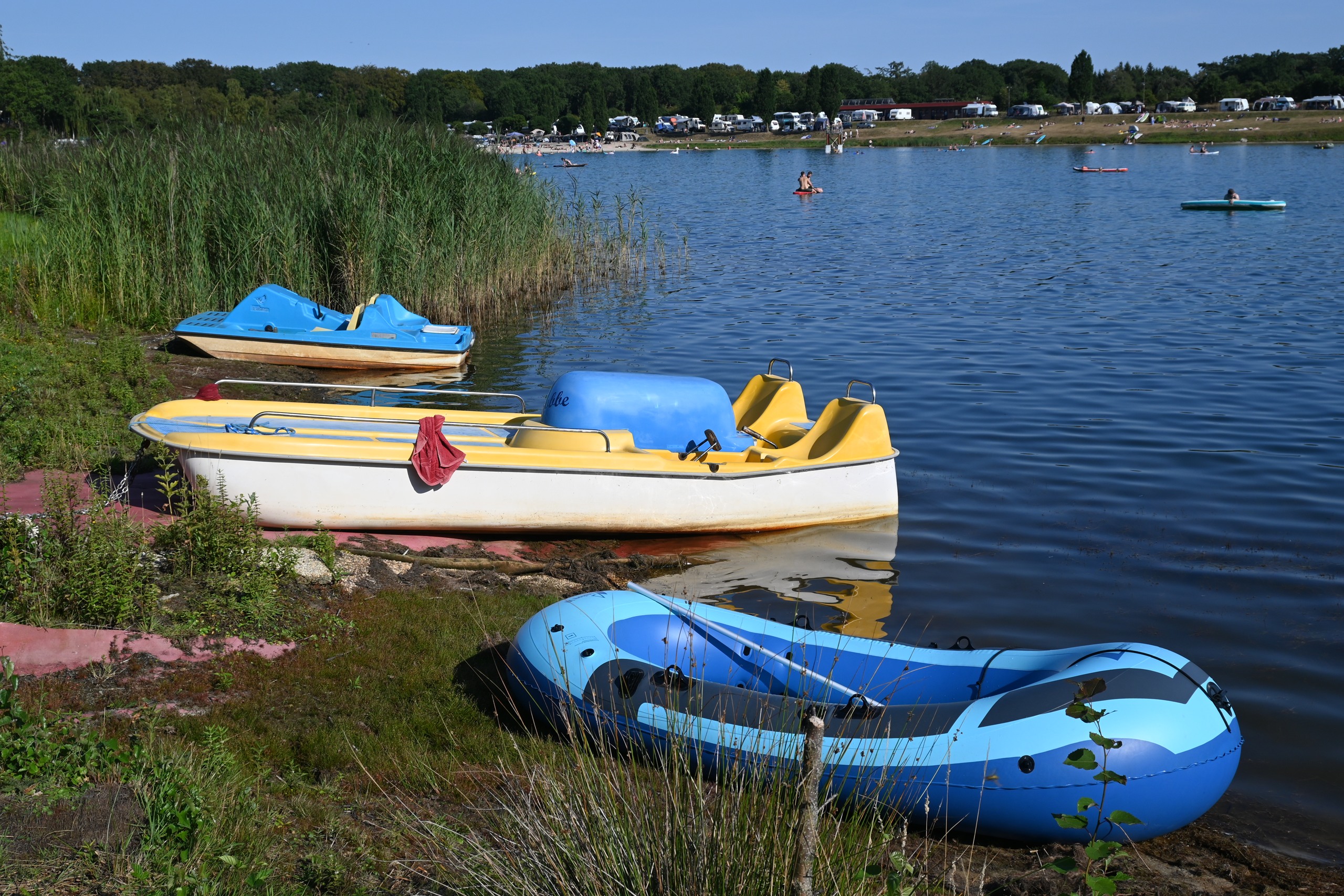 Boote am Ufer des Bernsteinsees