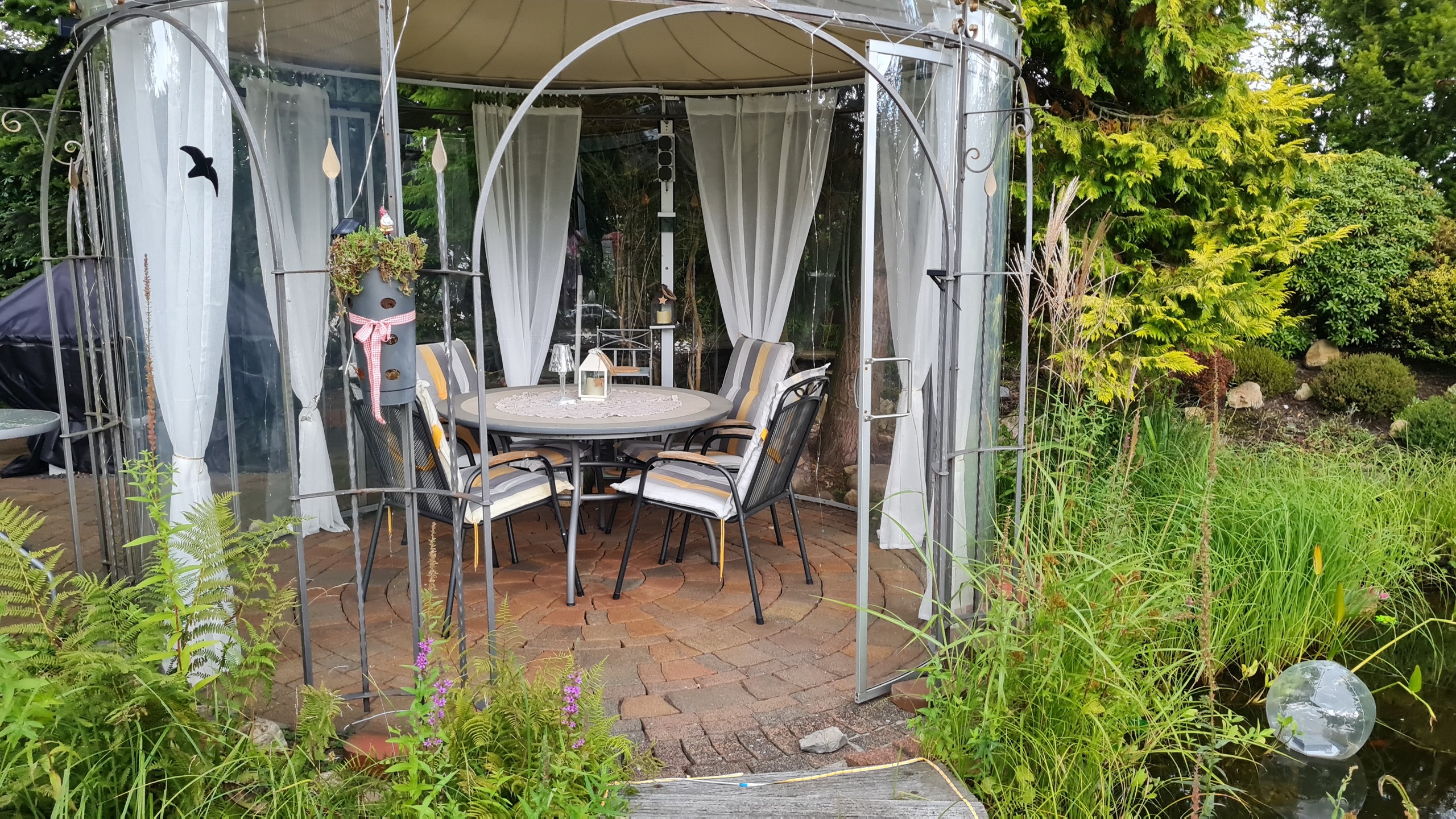 Sitzgruppe im geschützten Gartenpavillon