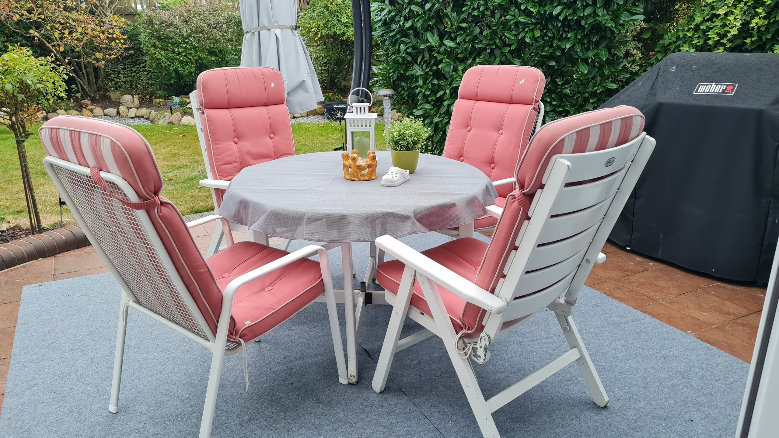 Große Sitzgruppe auf der Gartenterrasse