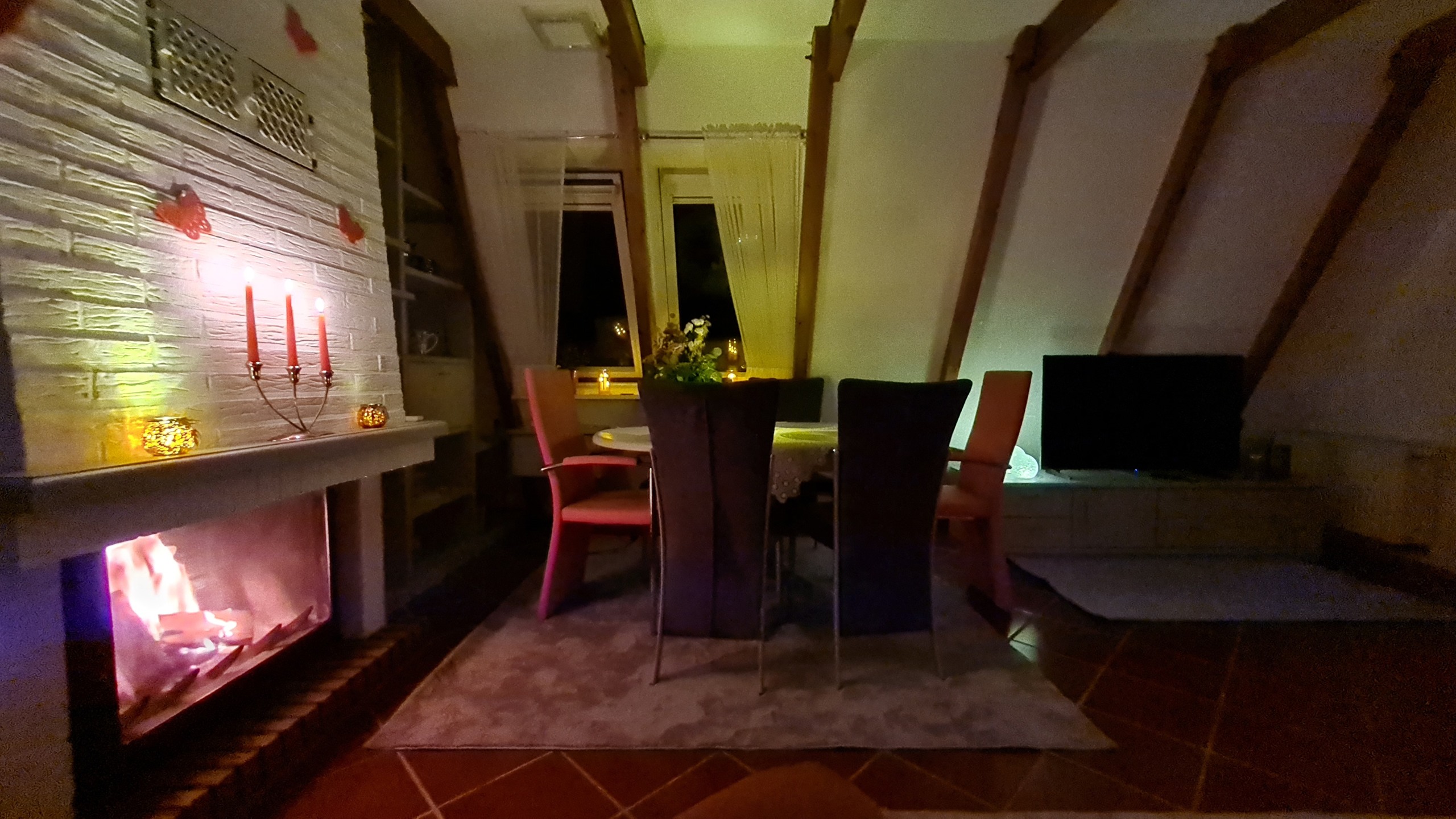 Wohnzimmer mit Kamin an einem ruhigen Abend