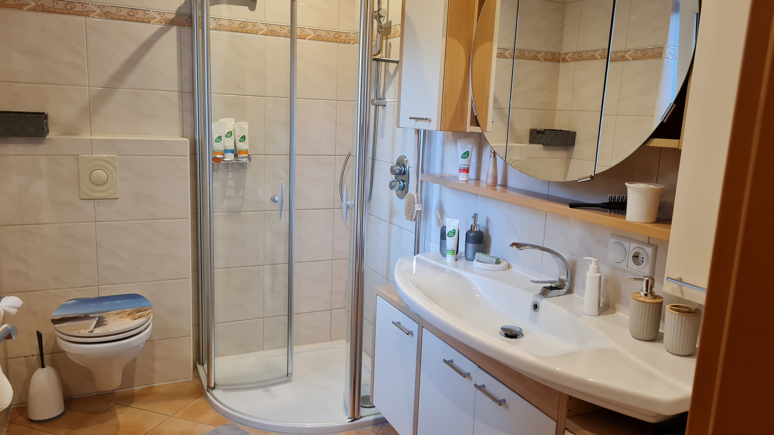 Badezimmer mit Dusche und großem Waschtisch