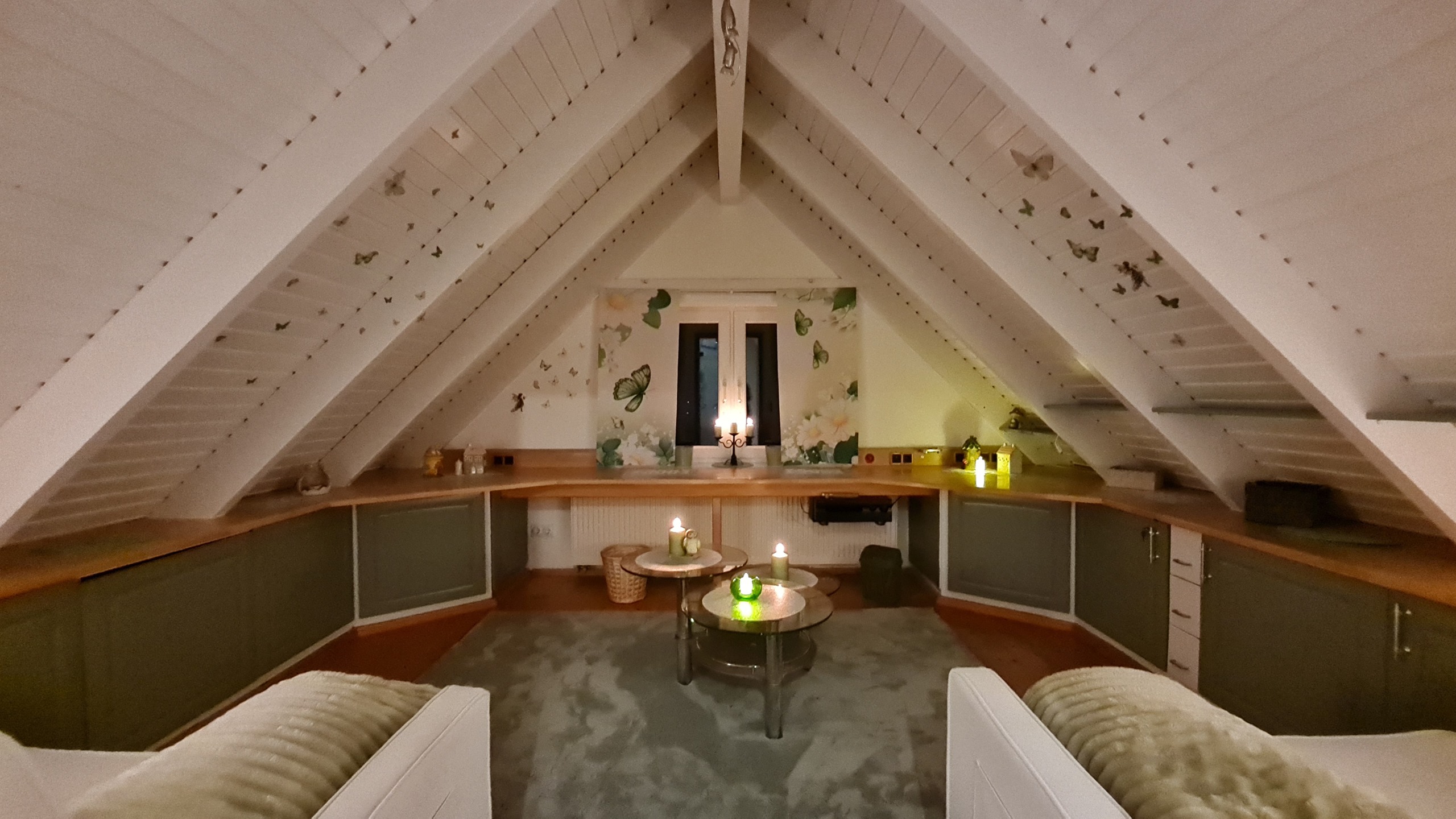 Dachlounge mit Kerzenlicht am Abend