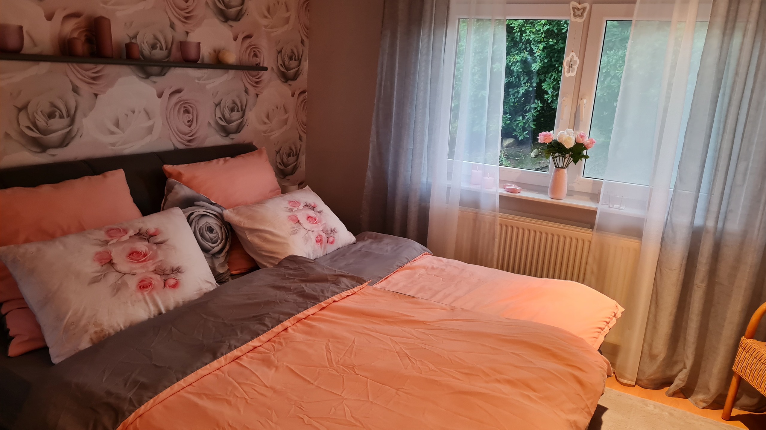 Doppelzimmer mit Rosenmotiven und Gartenblick