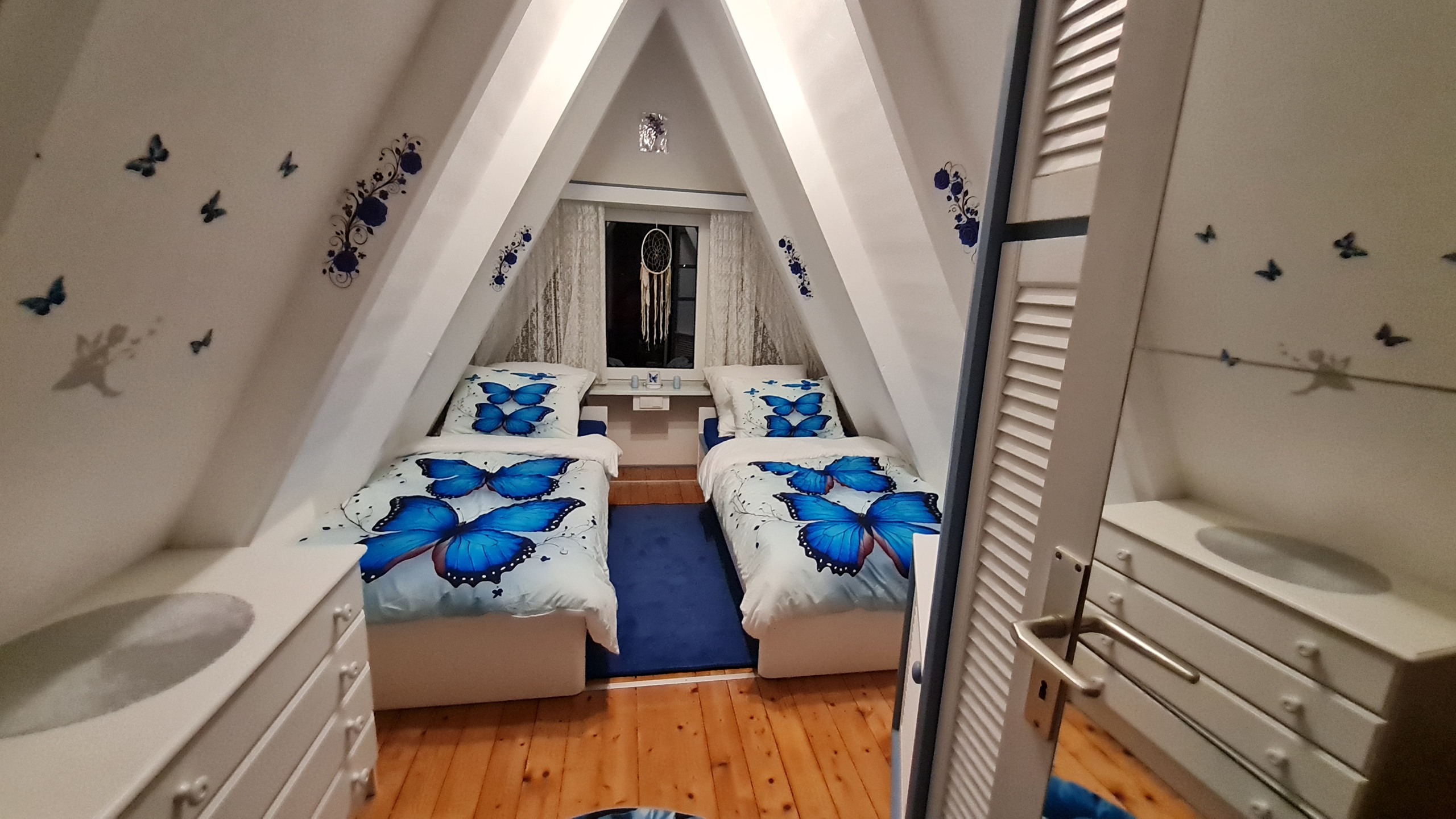 Blaues Schlafzimmer mit zwei Einzelbetten