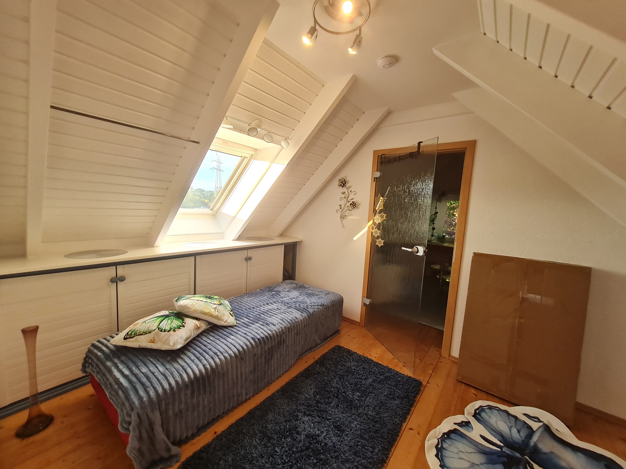 Heller Schlafplatz unter dem Dachfenster