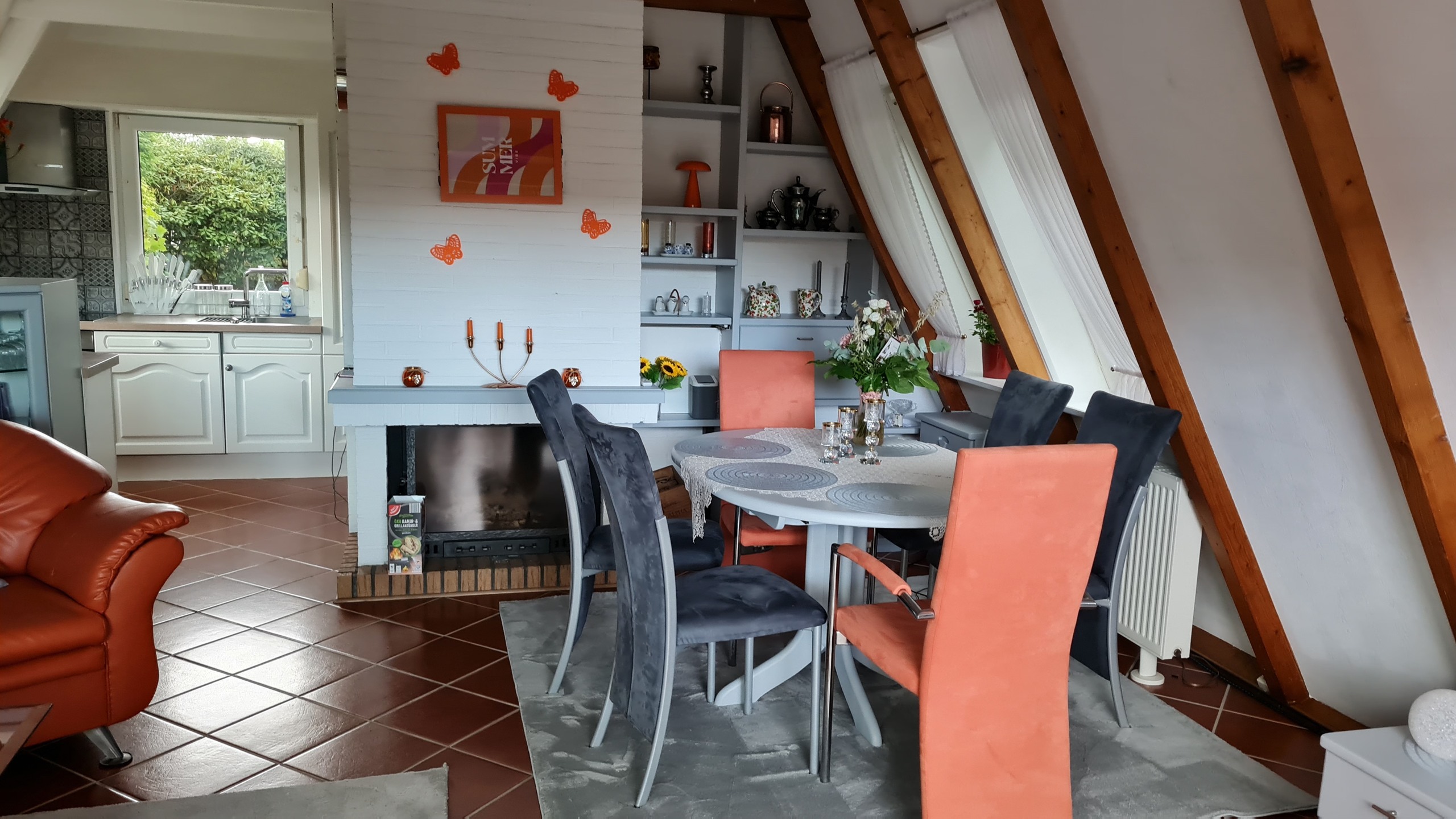 Essplatz am Kamin im offenen Wohnbereich