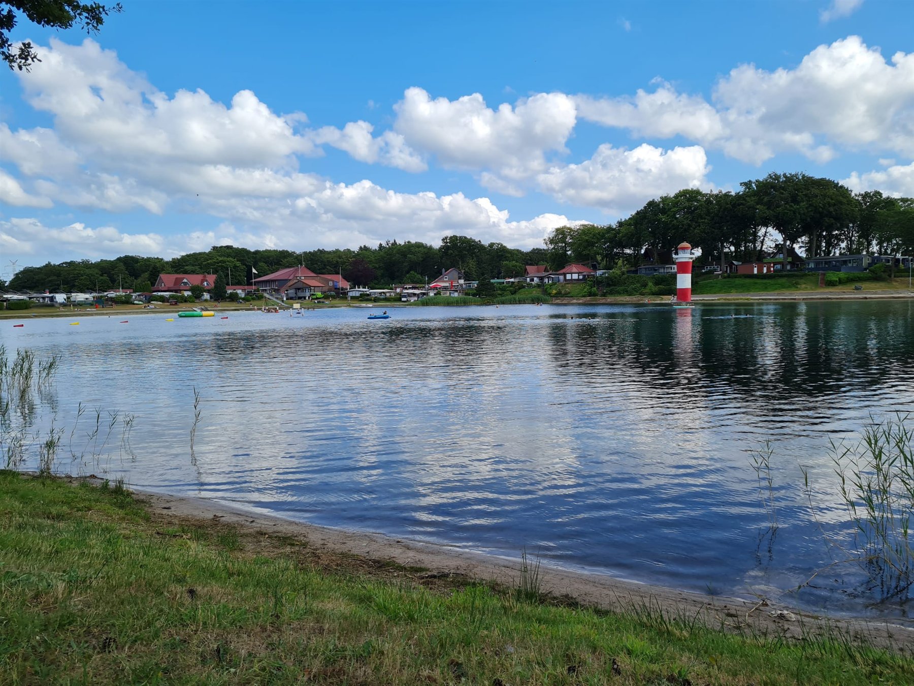 Weiter Blick über den ruhigen Bernsteinsee