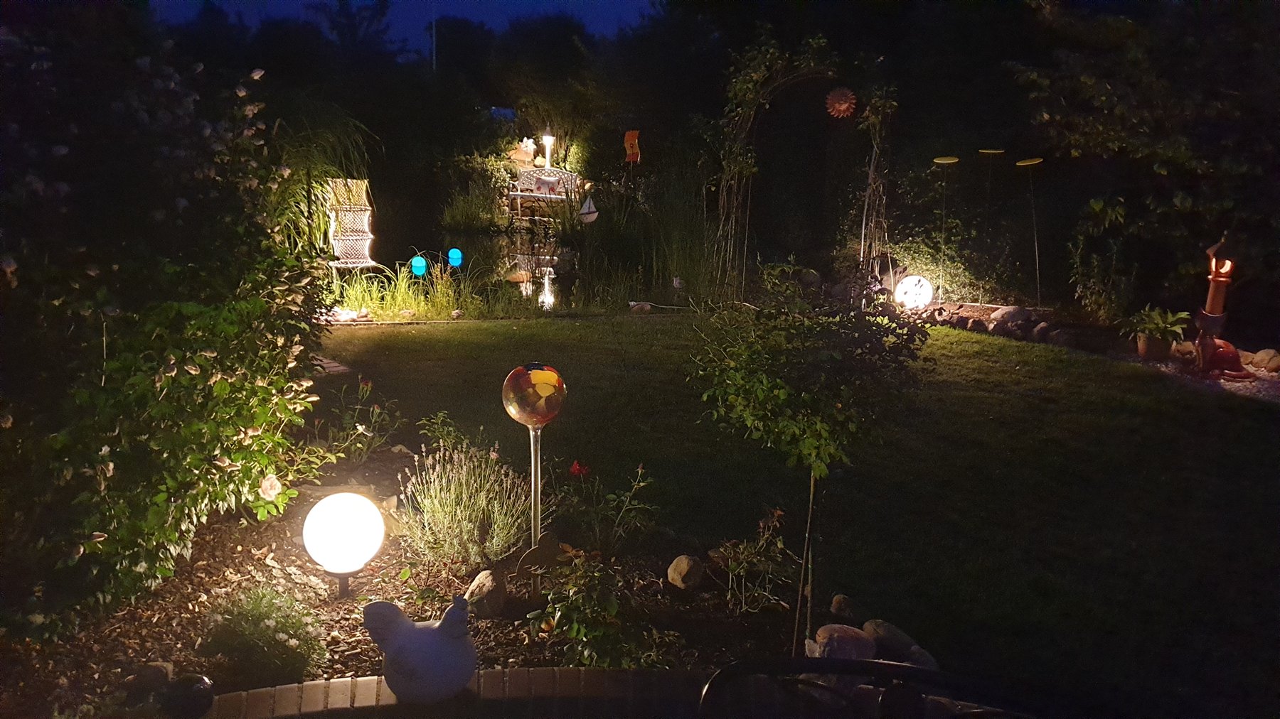 Gartenlichter an einem Sommerabend