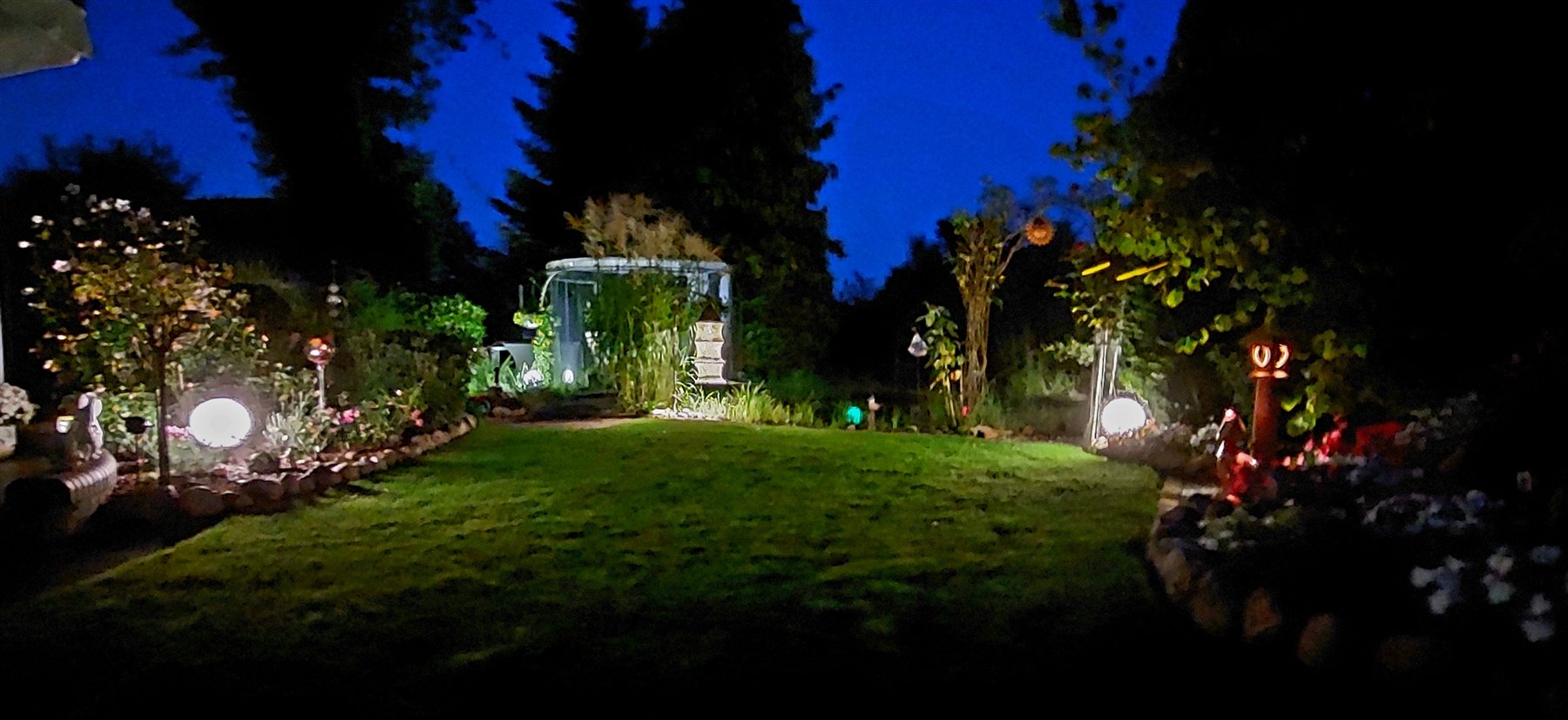 Nächtliches Lichterpanorama im Garten