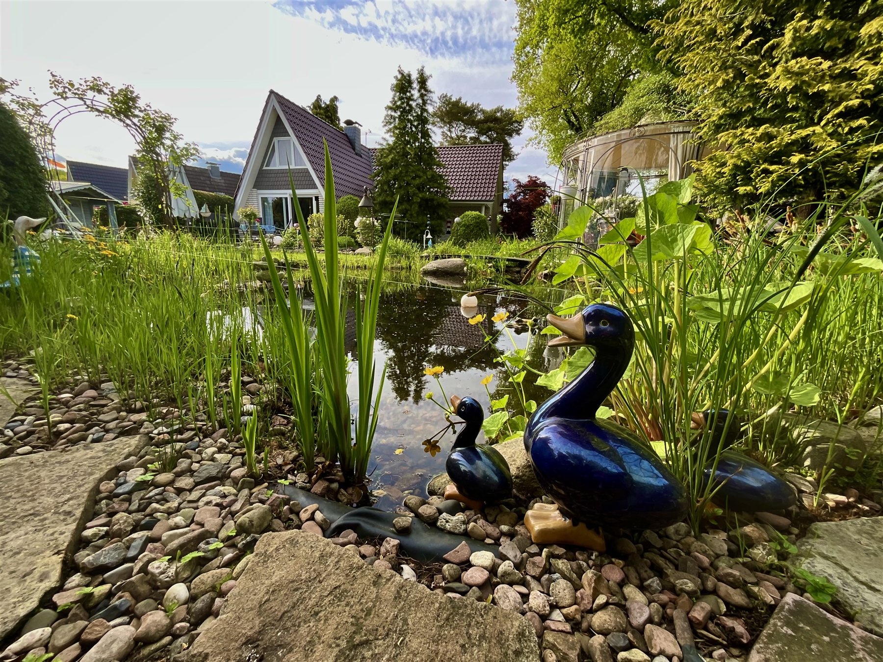 Dekorativer Schwan am Gartenteich