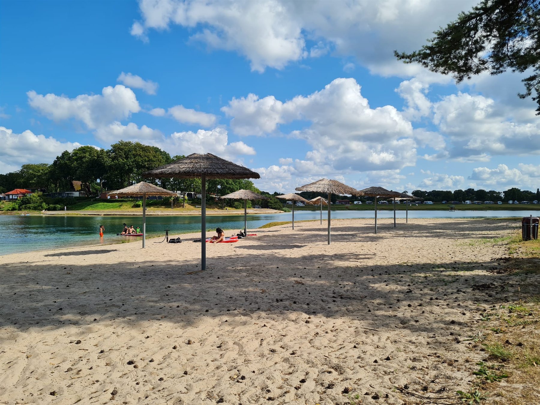 Sandstrand mit Blick über den Bernsteinsee