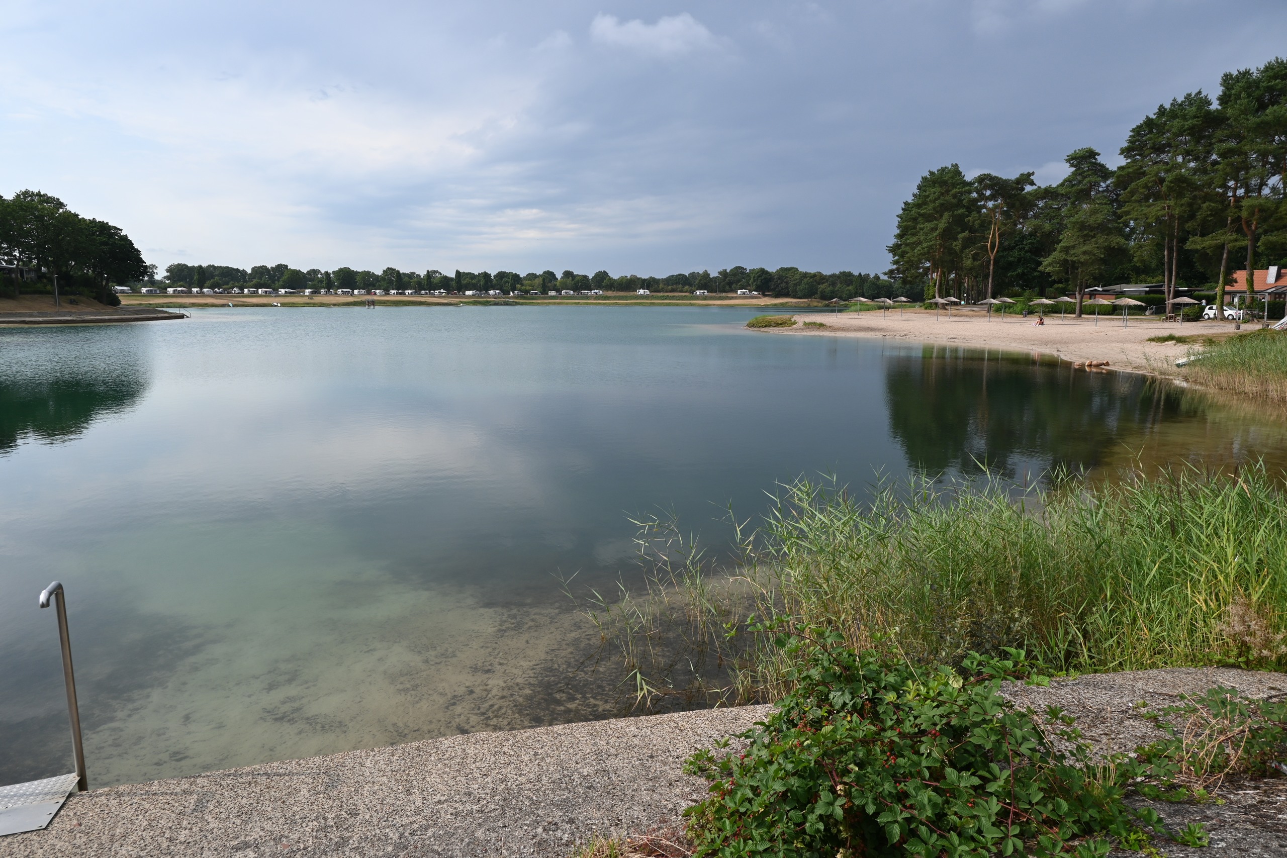 Weiter Blick über den ruhigen Bernsteinsee