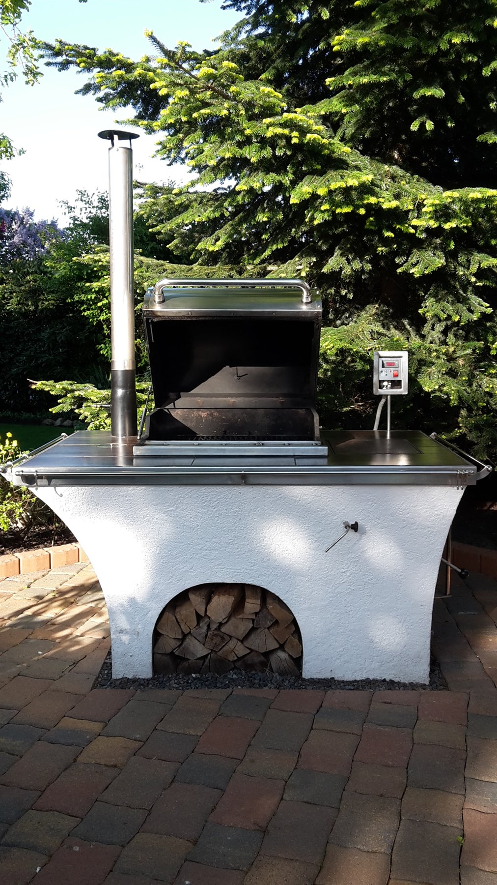 Überdachte Außenküche mit Grill