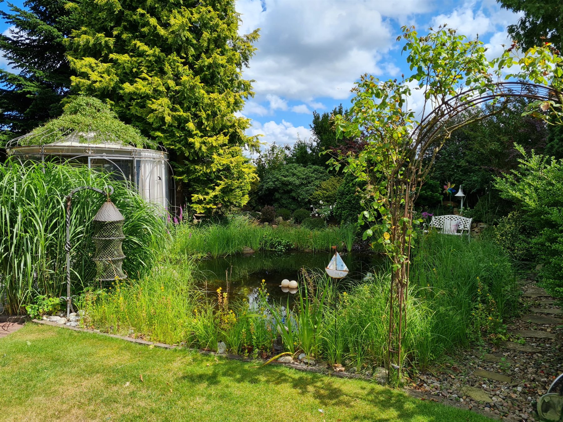 Begrünter Bogen am Gartenteich