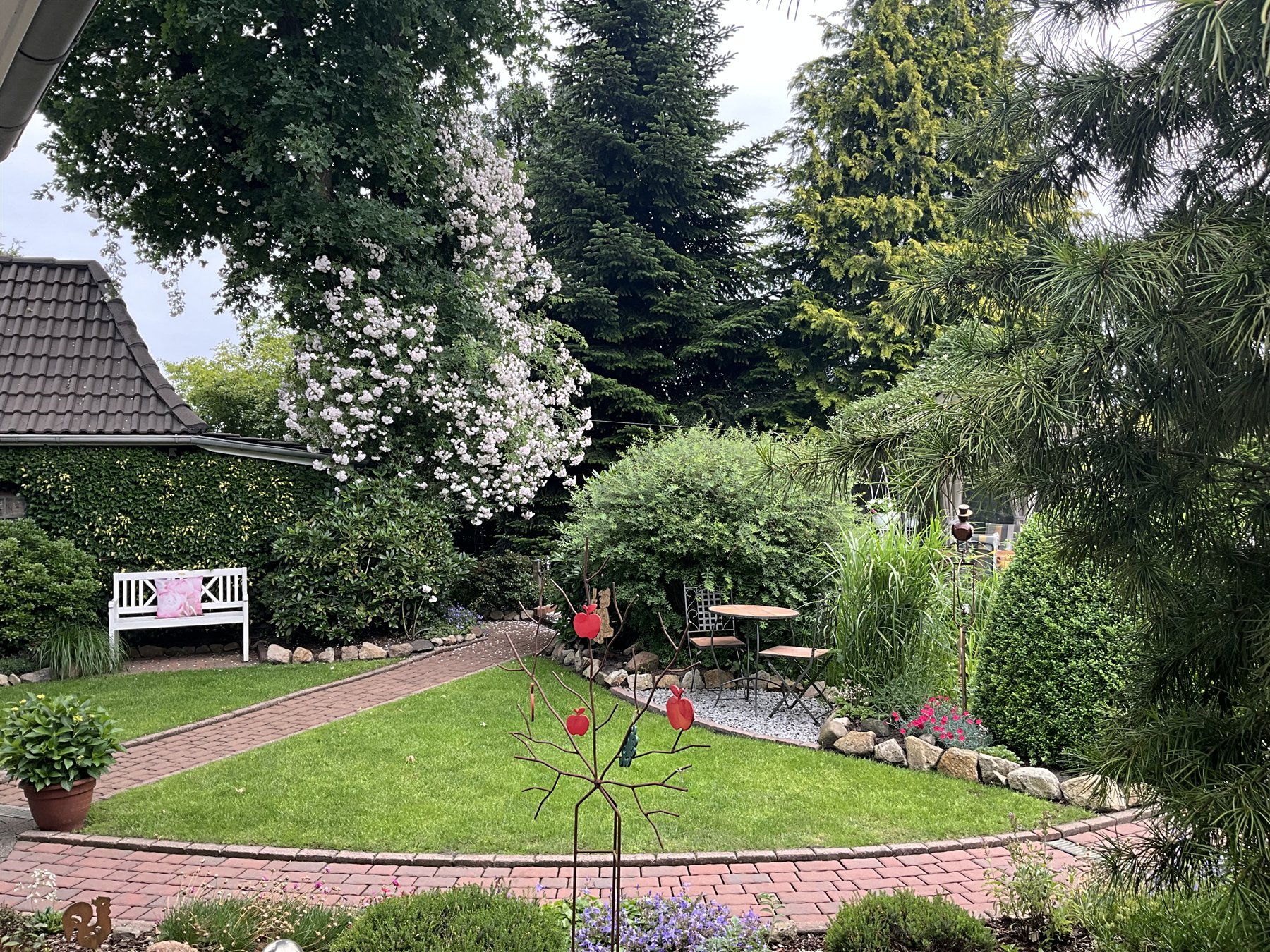 Blick über Wege und Beete des Gartens