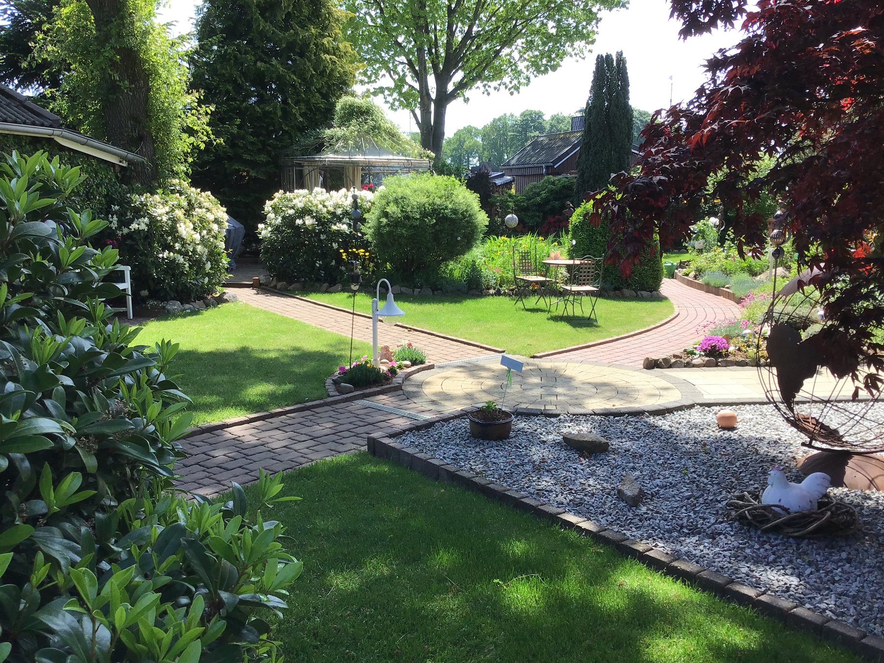 Geschwungene Wege durch den Garten
