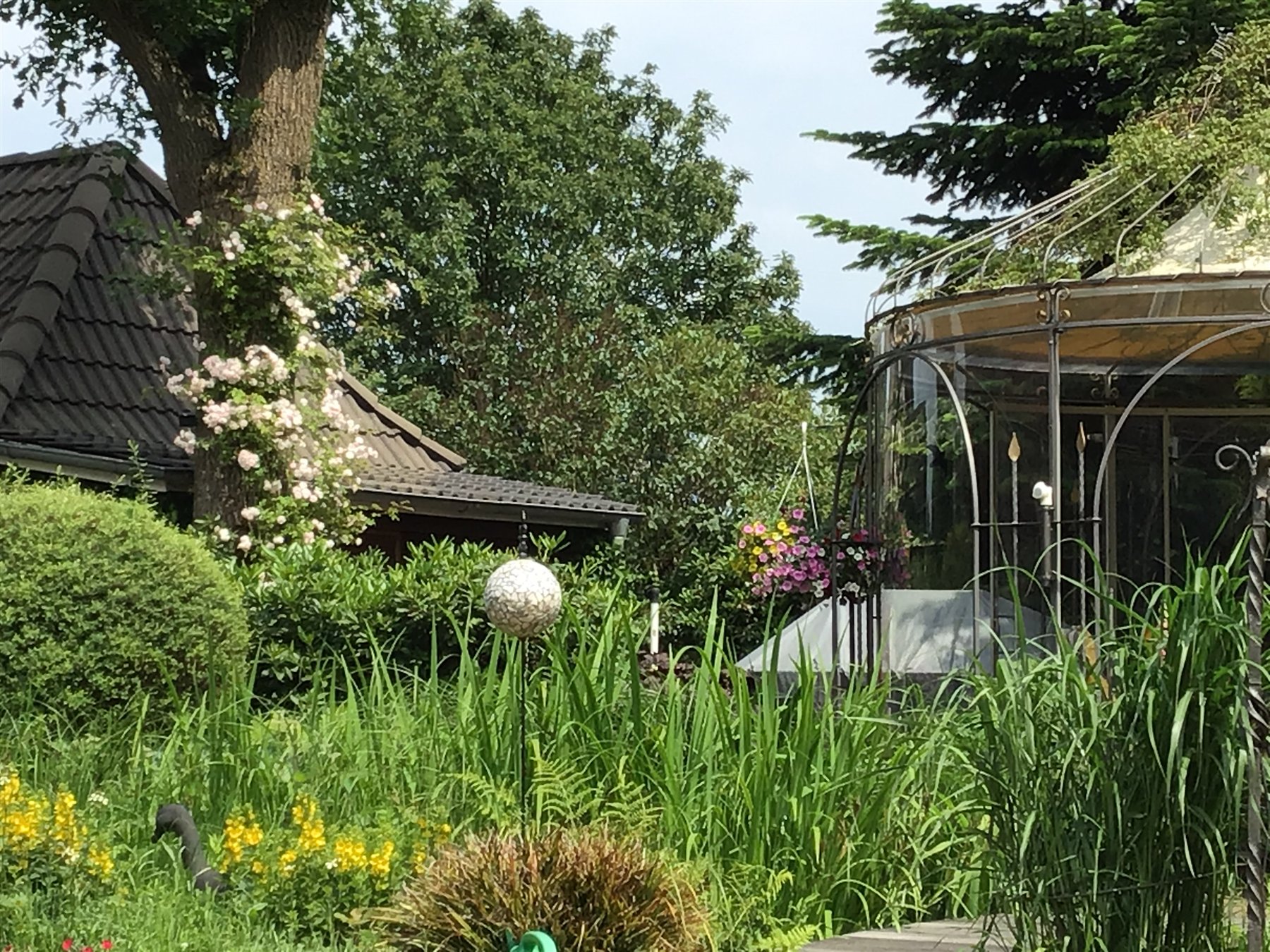 Pavillon zwischen Stauden und Gräsern