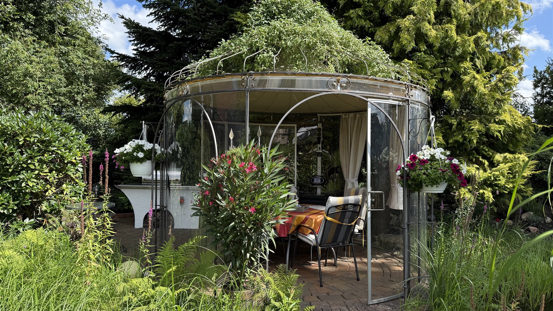 Geschützter Pavillon mitten im Garten