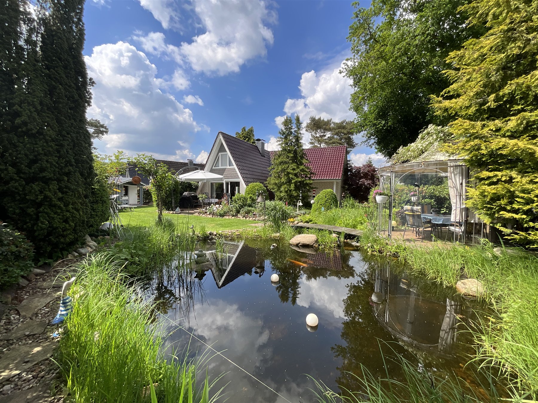 Gartenteich mit Blick auf das Ferienhaus