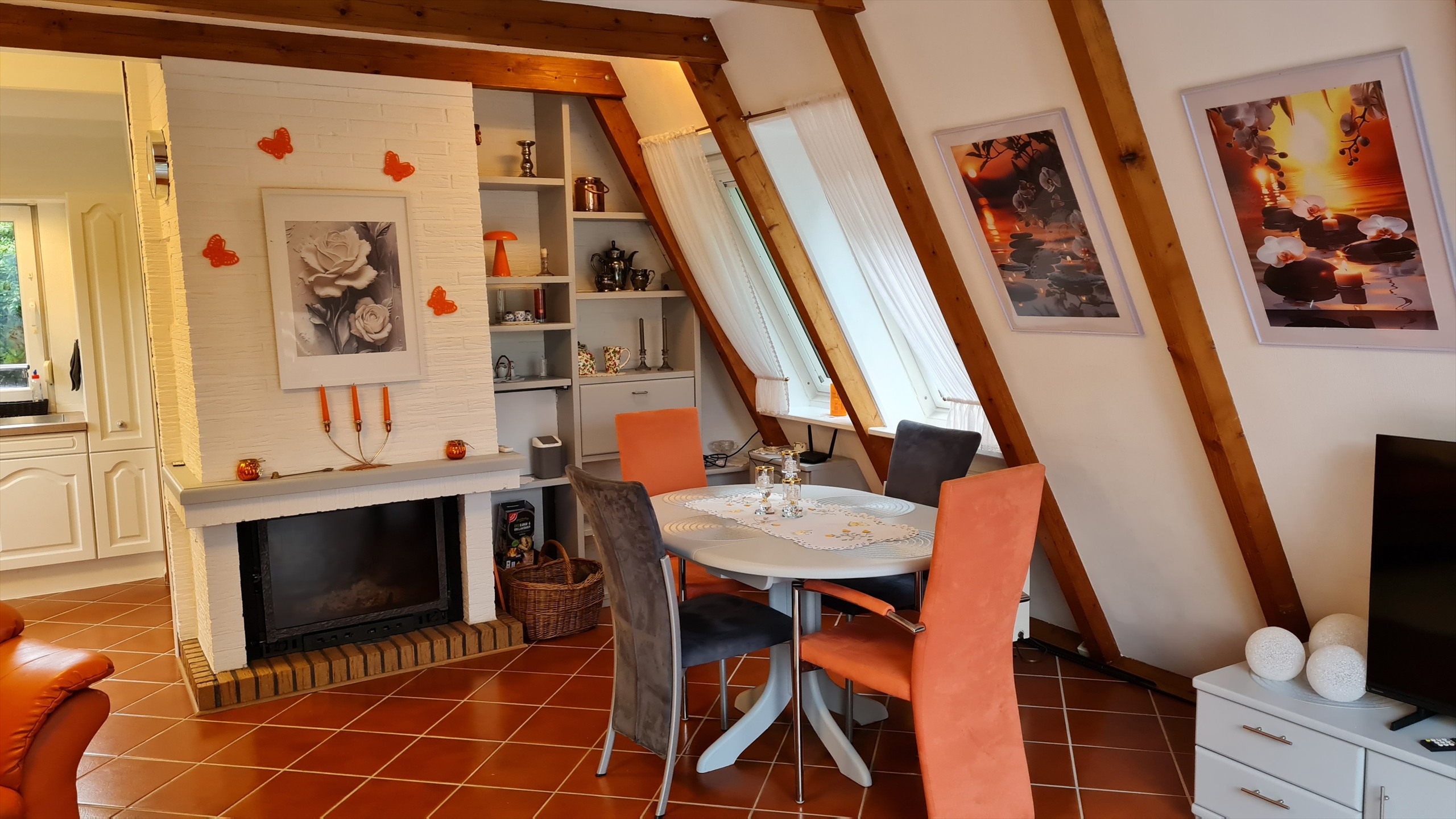 Wohnbereich mit Kamin, Essplatz und Gartenzugang