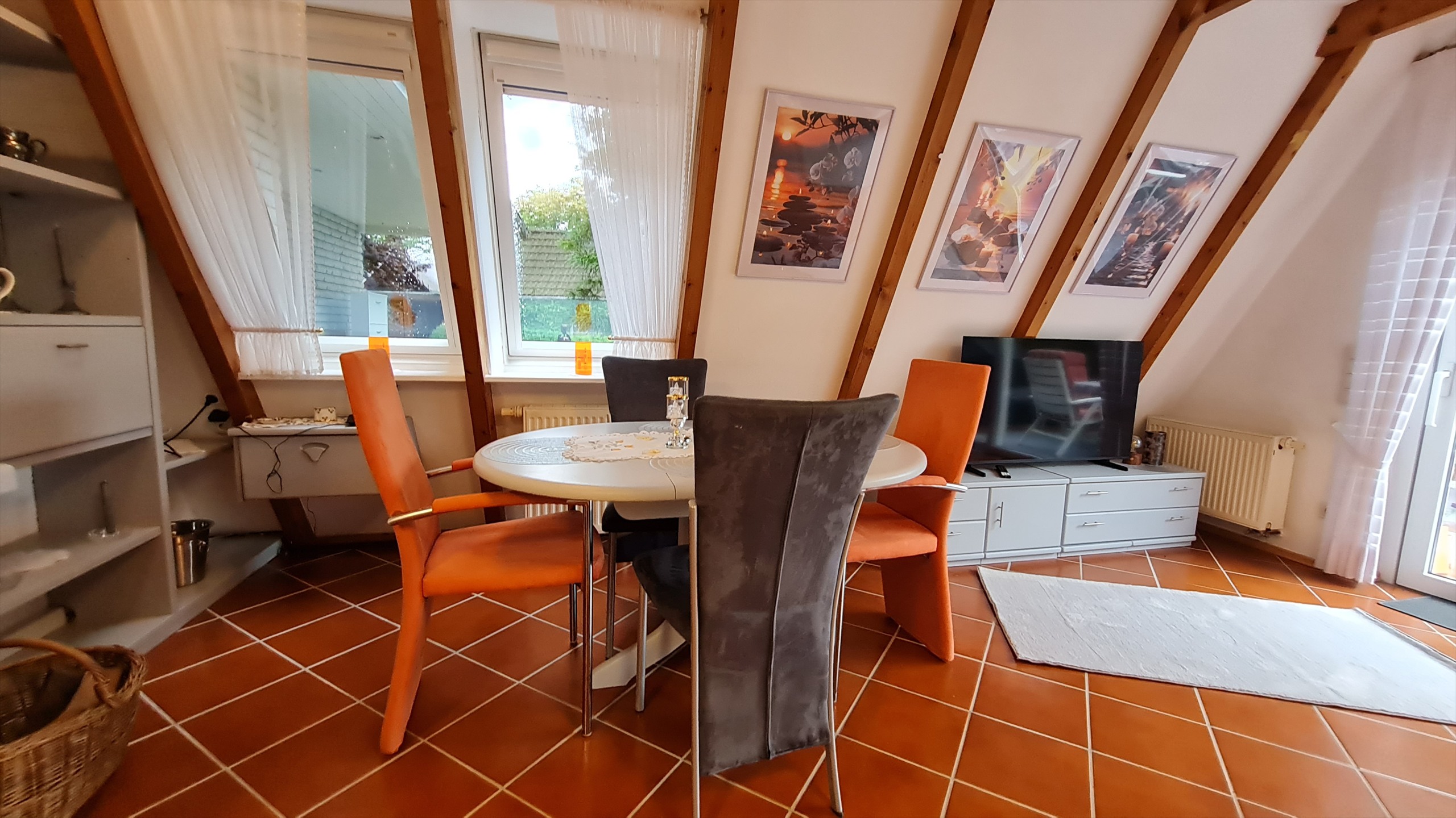 Wohnbereich mit Kamin, Essplatz und Gartenzugang