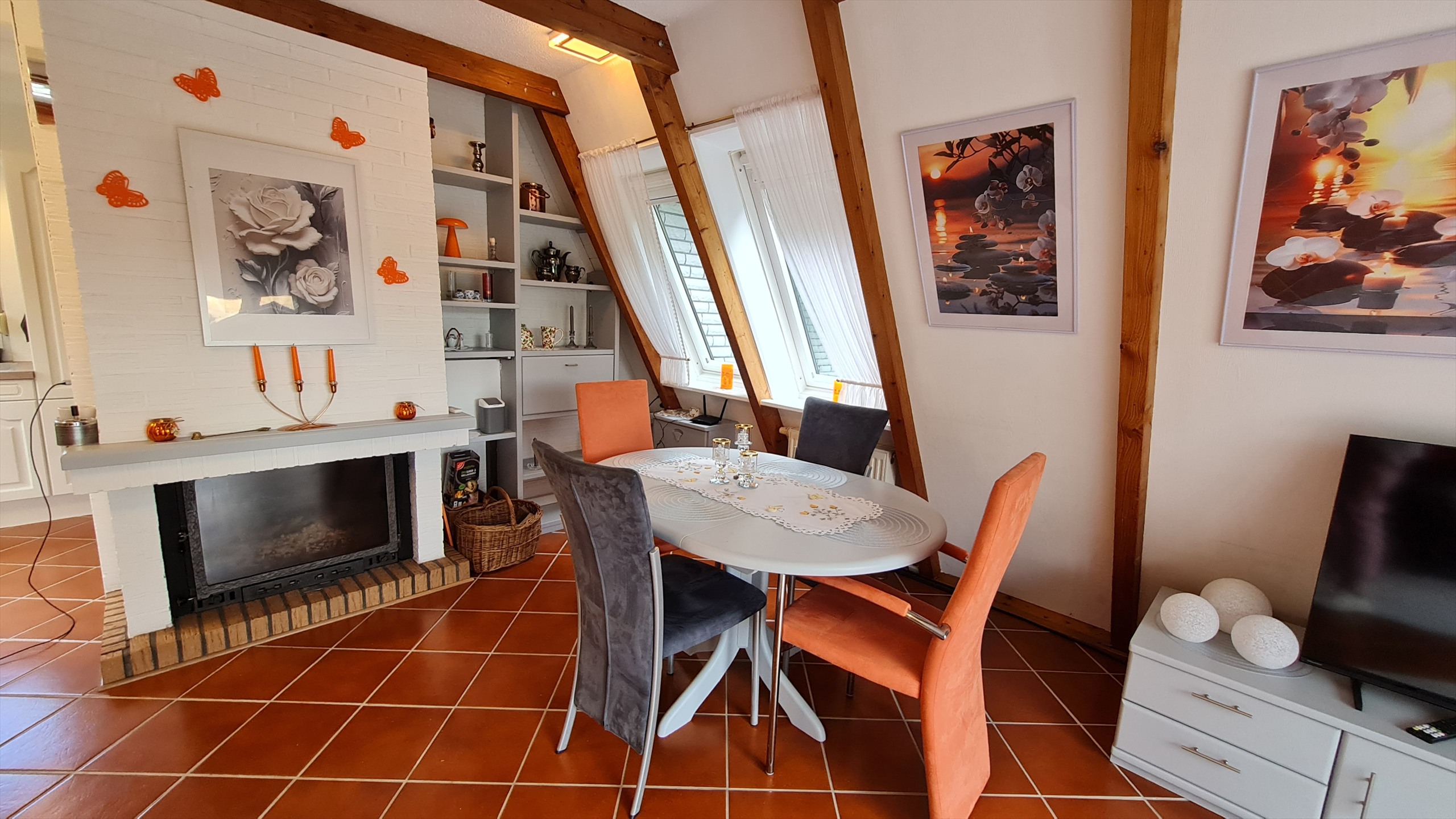 Gemütliches Wohnzimmer mit Blick in den Garten