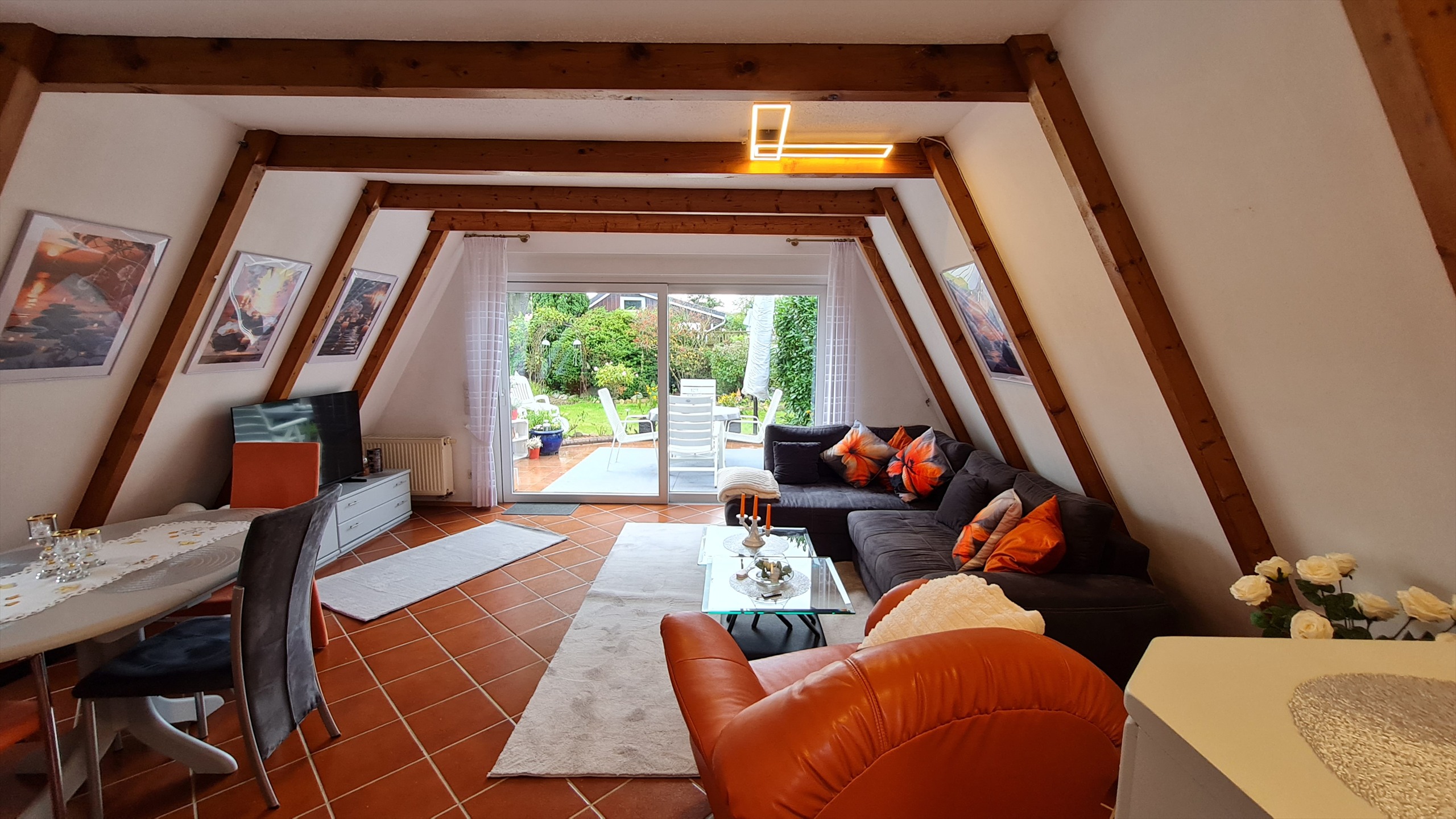 Gemütliches Wohnzimmer mit Blick in den Garten