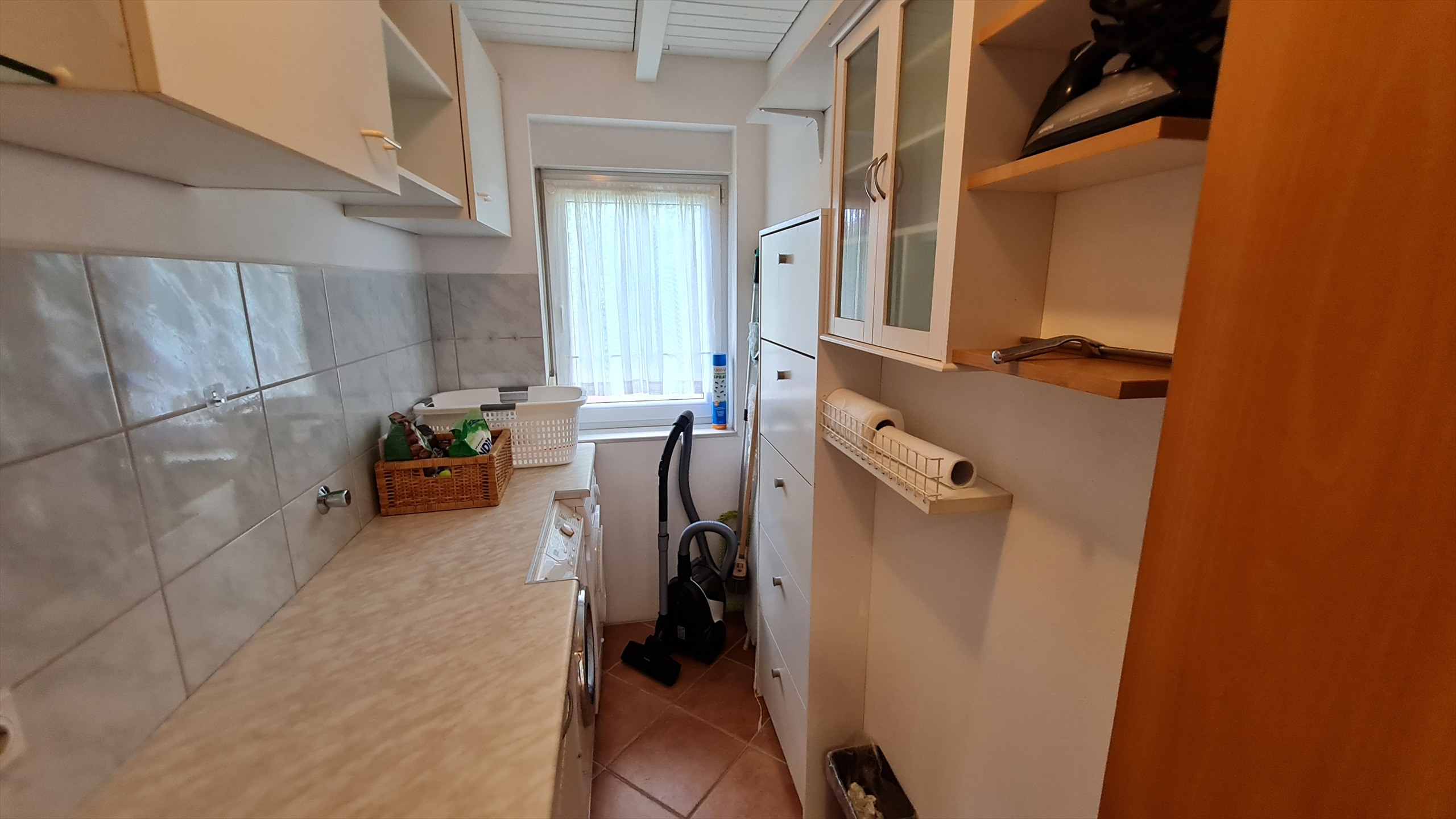 Innenbereich mit Stauraum und Fensterblick