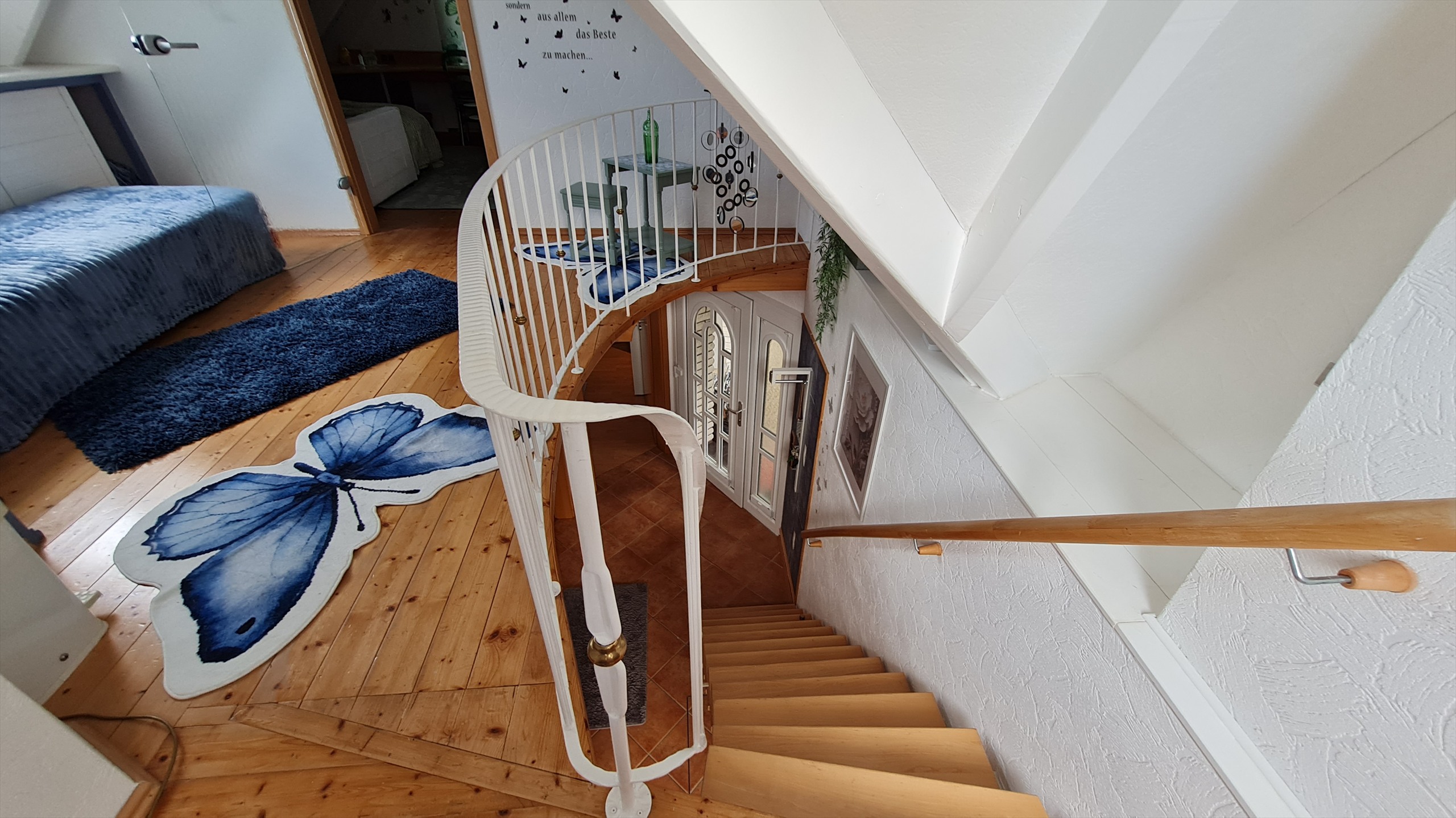 Helles Schlafzimmer mit blauen Akzenten unter dem Dach
