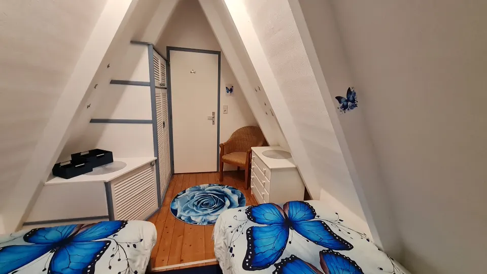Wohnbereich mit Kamin, Essplatz und Gartenzugang