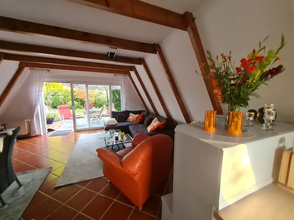 Wohnbereich mit Blumen und Blick zur Terrasse