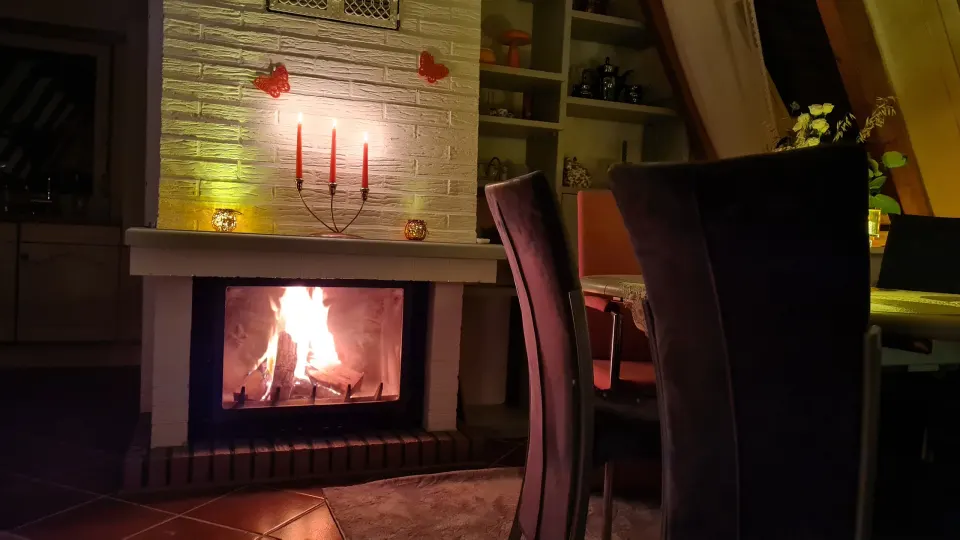 Wohnzimmer mit Kamin an einem ruhigen Abend