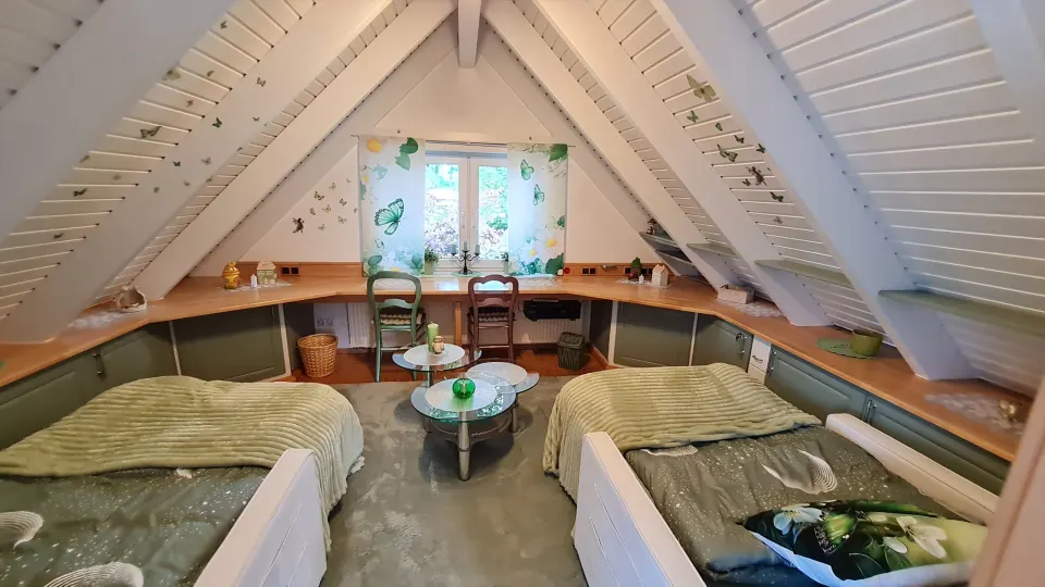 Gemütliches Wohnzimmer mit Blick in den Garten
