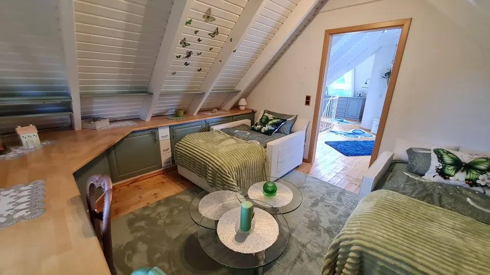 Gemütliches Wohnzimmer mit Blick in den Garten