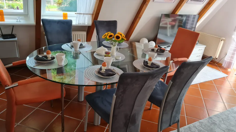 Gemütliche Lounge unter dem hellen Dach