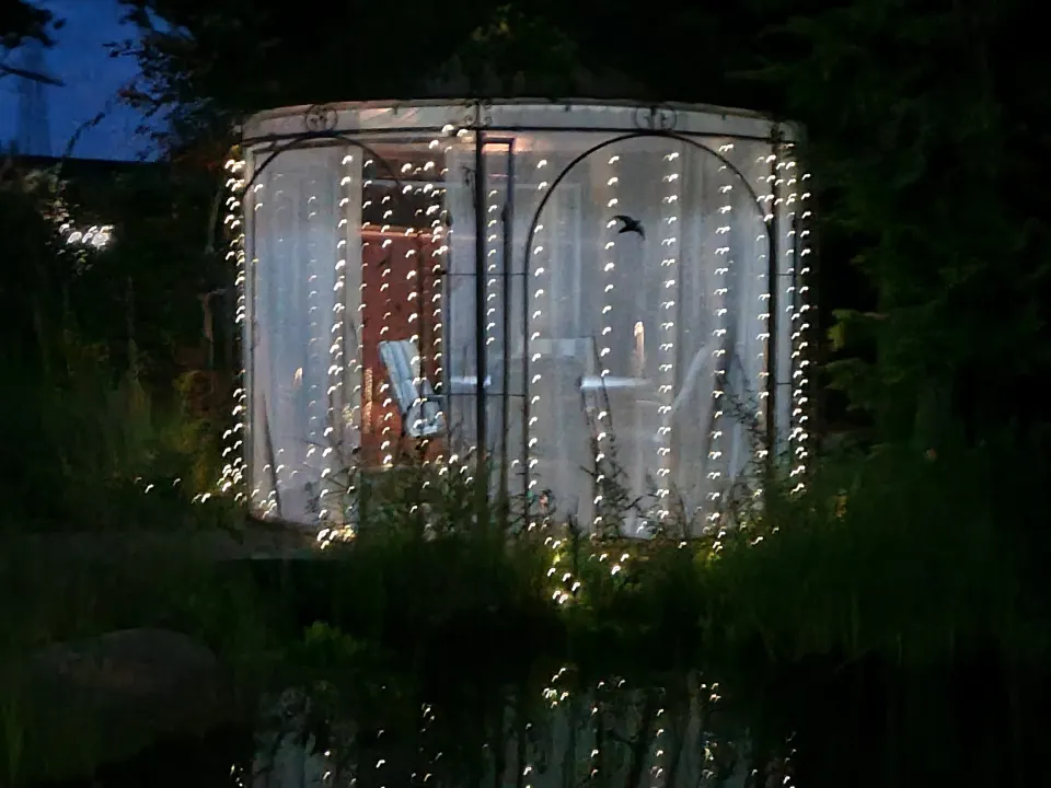 Leuchtender Gartenpavillon bei Nacht