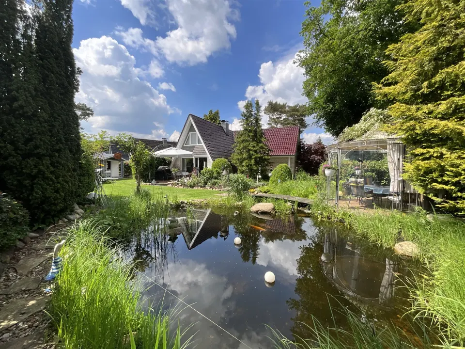 Gartenteich mit Blick auf das Ferienhaus