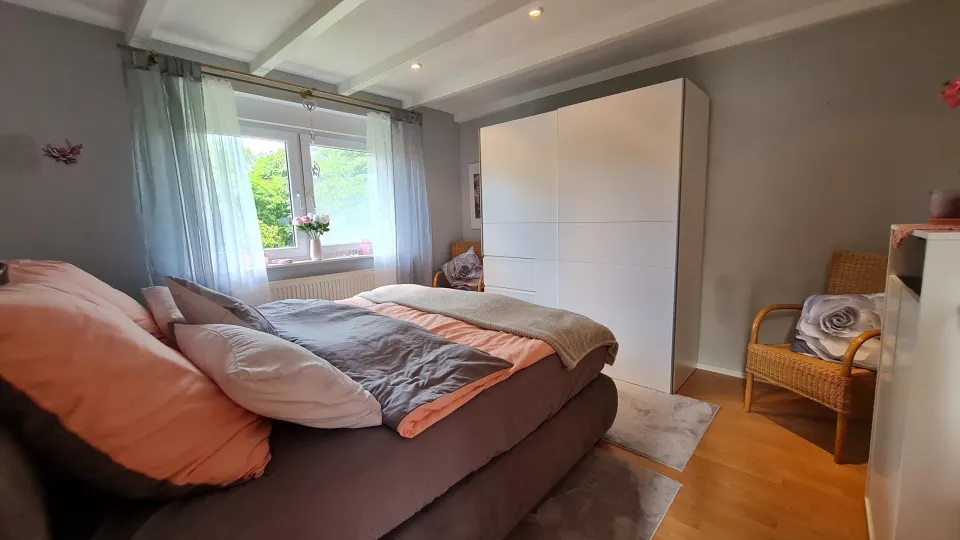 Blaues Schlafzimmer mit zwei Einzelbetten