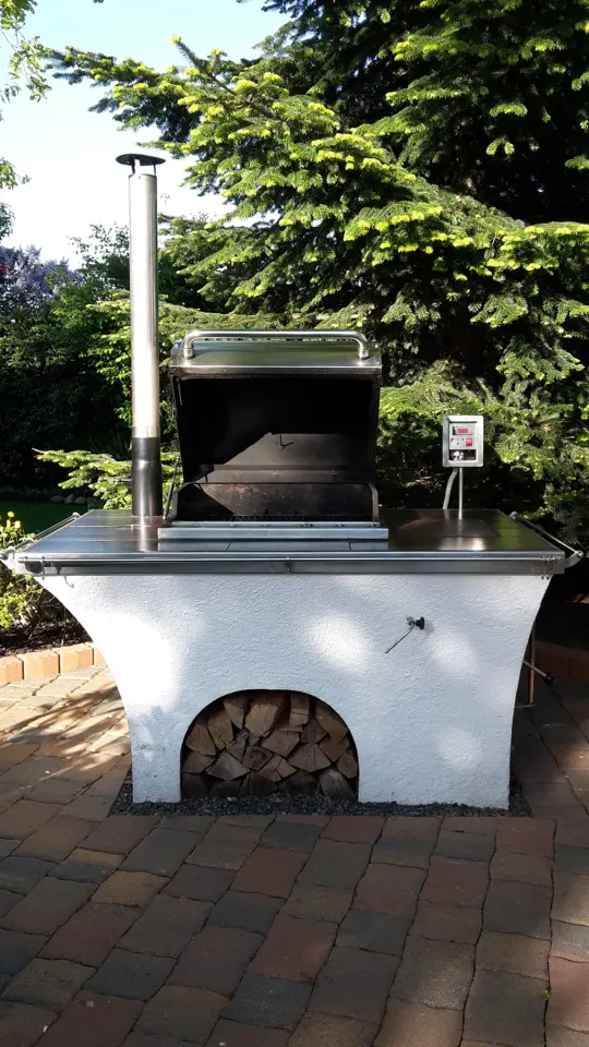 Überdachte Außenküche mit Grill